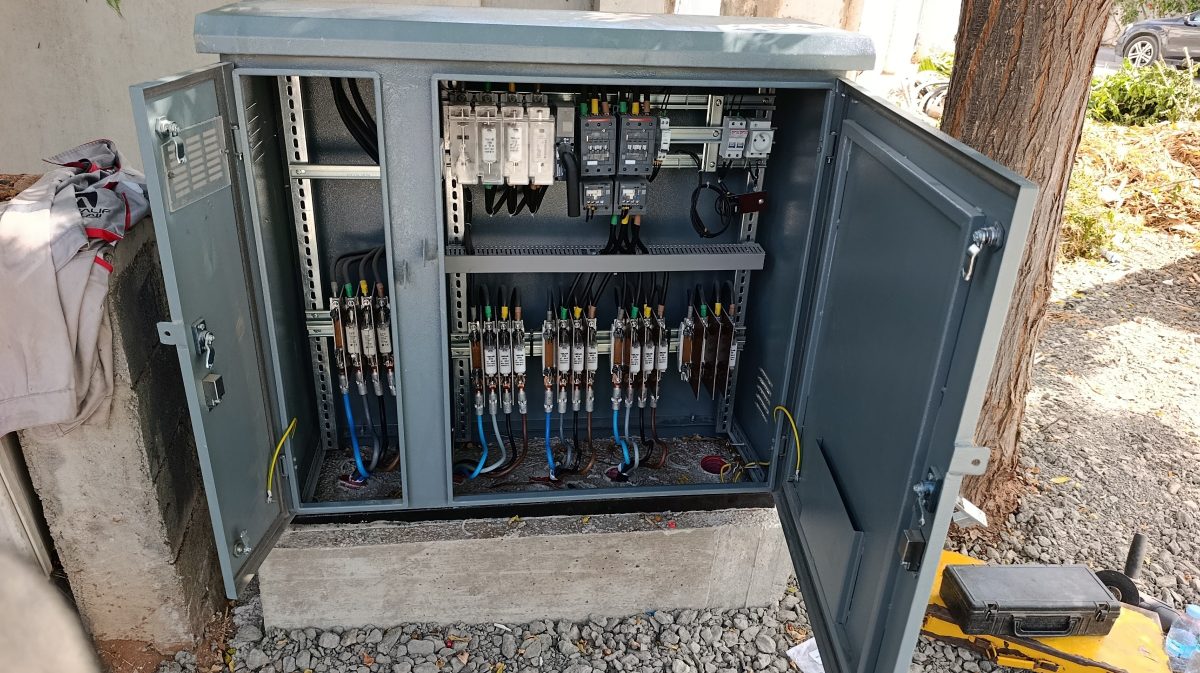Coffret électrique extérieur sur socle en béton