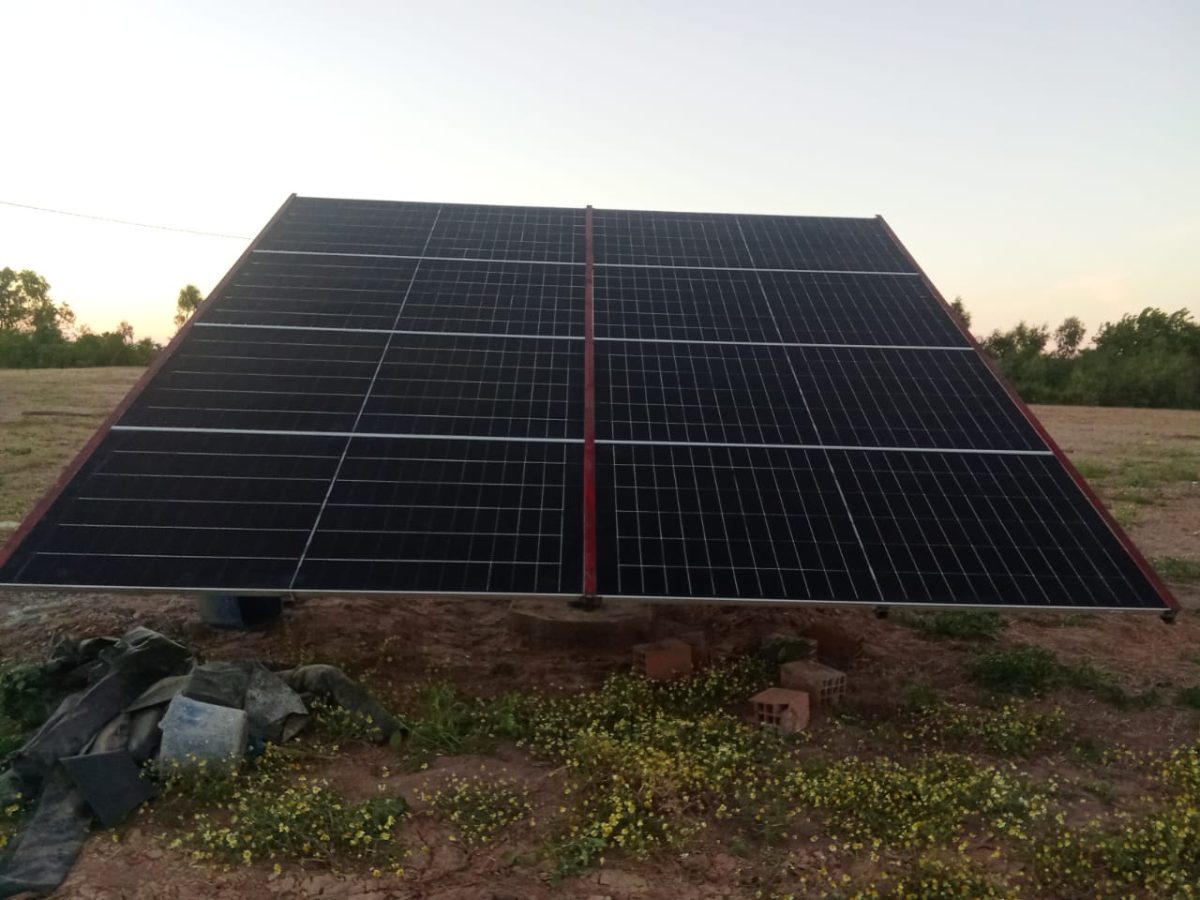 Champ de panneaux photovoltaïques posé au sol