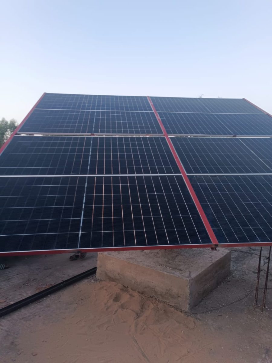 Panneaux photovoltaïques montés sur socle en béton