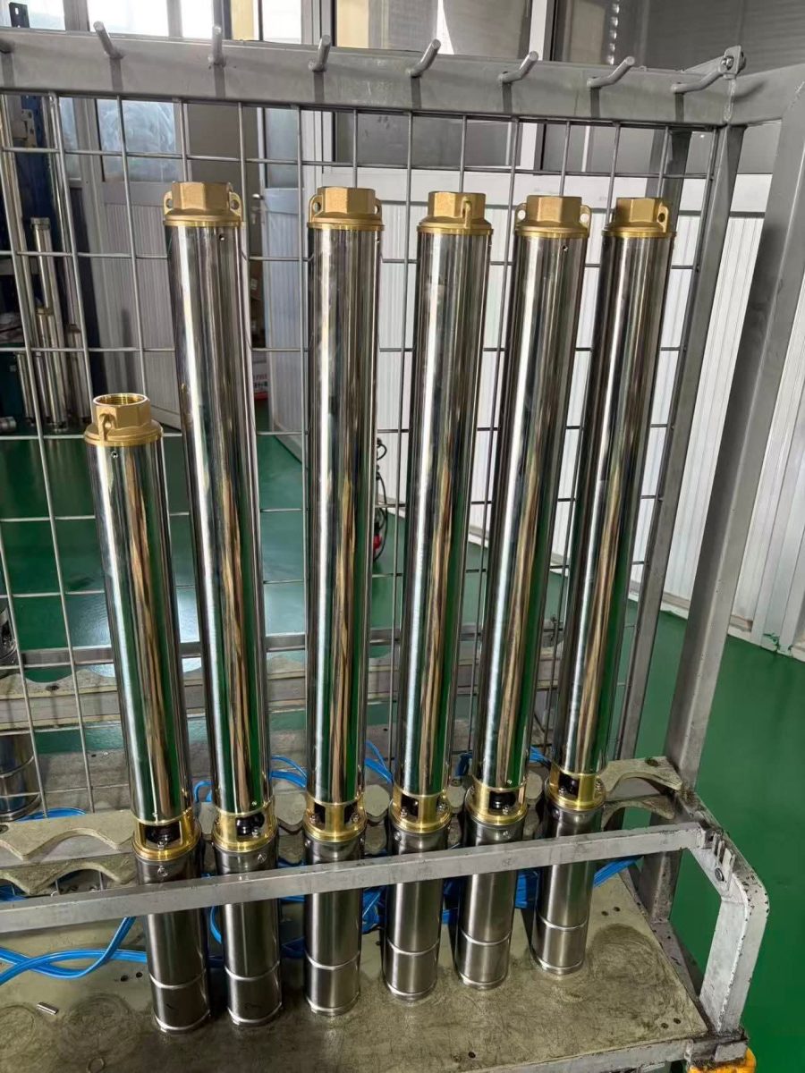Pompes immergées en inox à tête laiton alignées