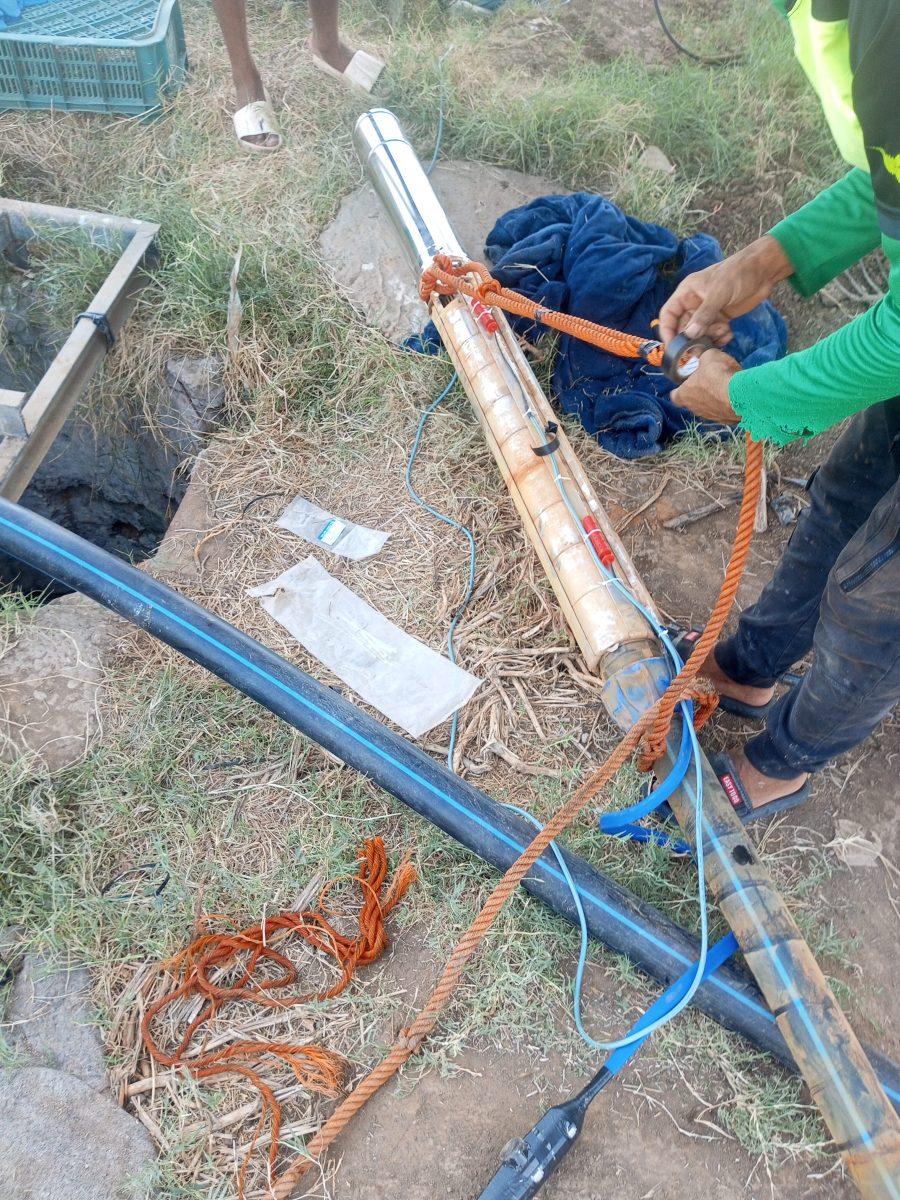 Installation d'une pompe immergée en inox sur forage