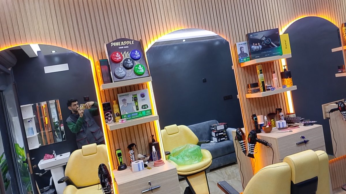 Salon de coiffure à habillages en tasseaux rétroéclairés