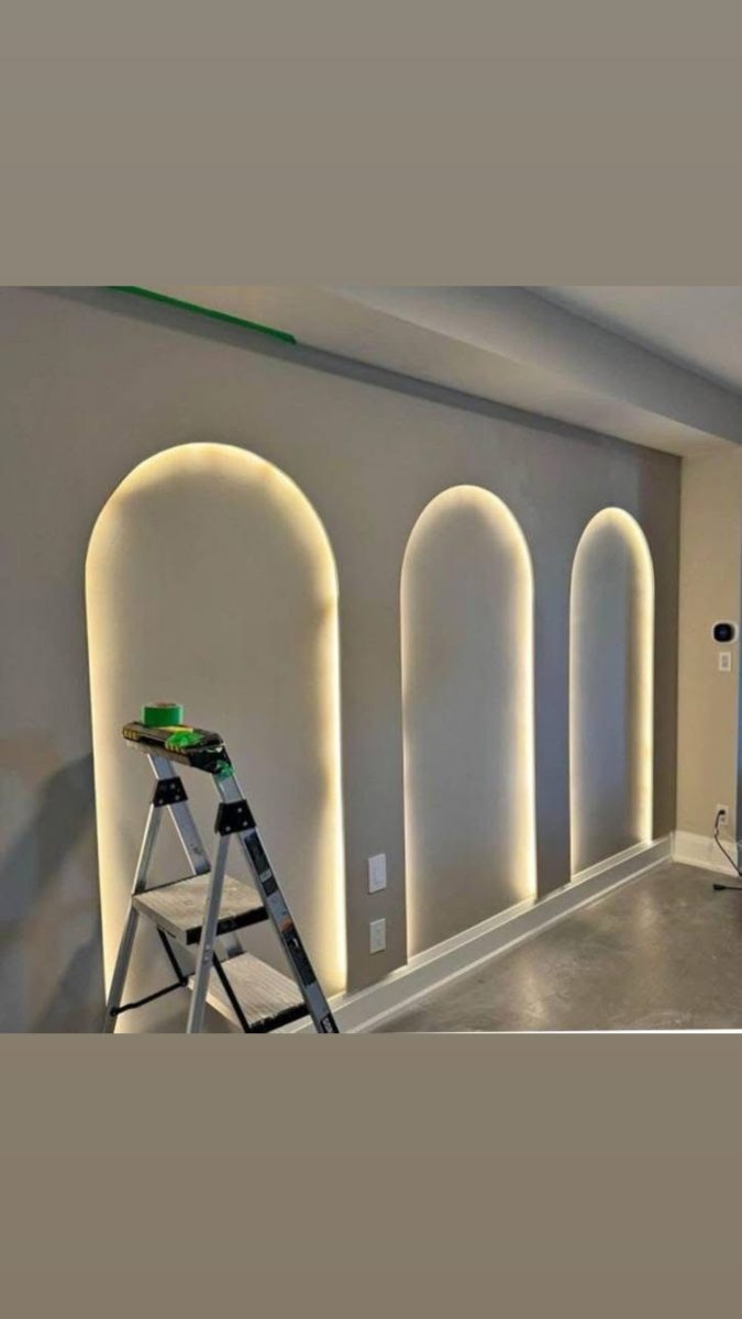 Trois niches en arche rétroéclairées sur mur gris