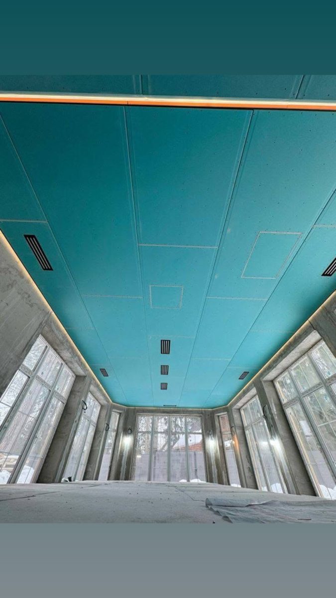 Plafond en plaques teintées à éclairage périphérique