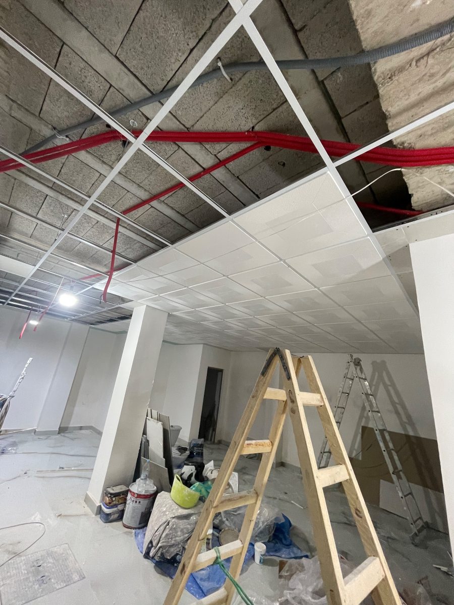 Faux plafond à dalles en cours de pose