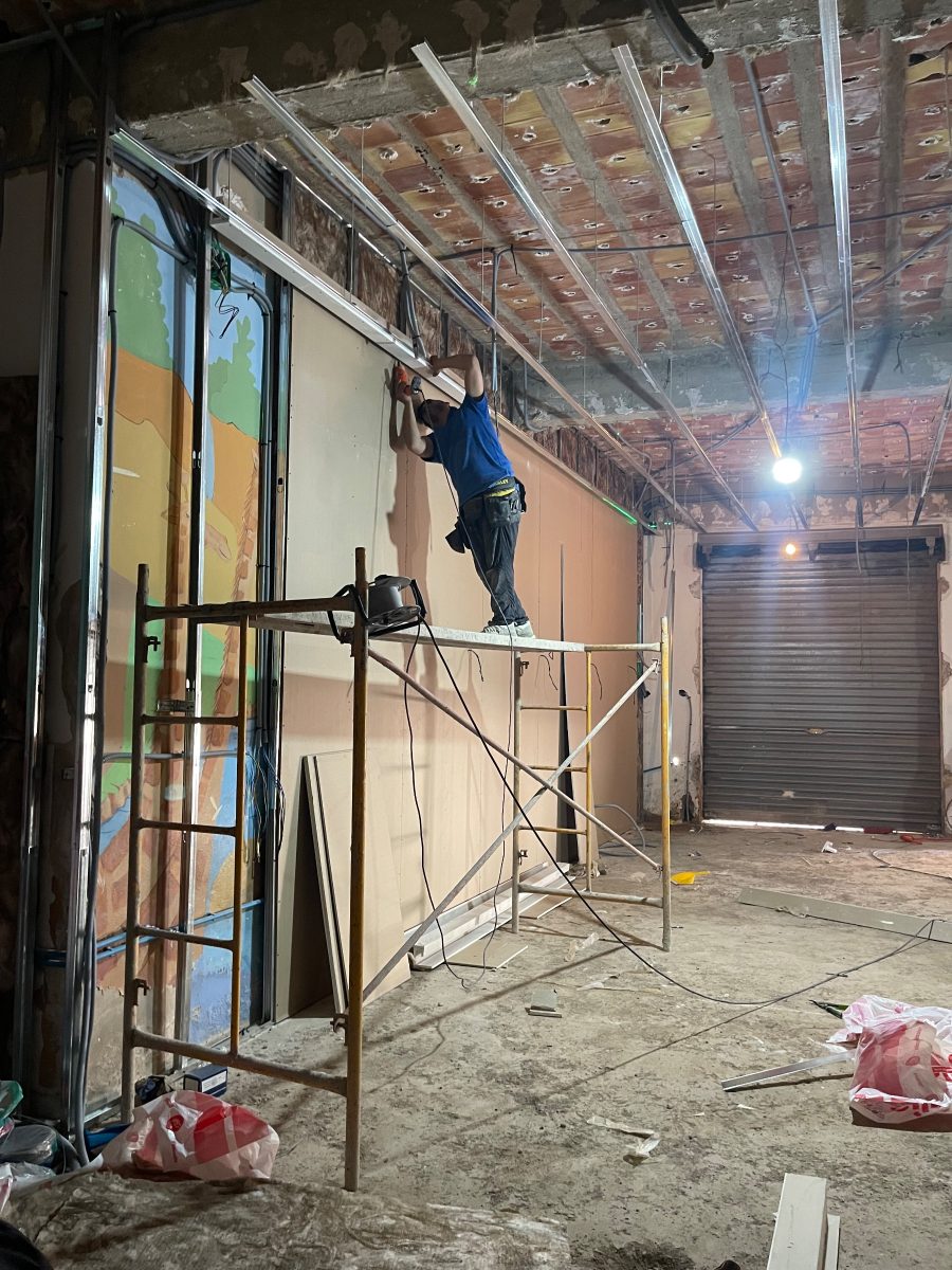 Pose de l'ossature métallique d'un faux plafond