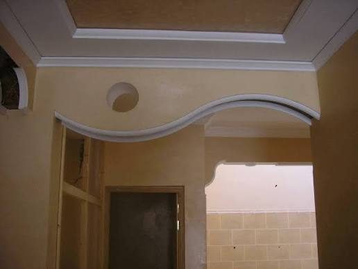 Plafond en plâtre à moulure ondulée et motif circulaire