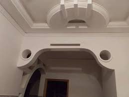 Plafond en plâtre mouluré à coupole et arche