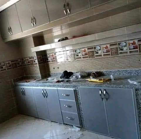Cuisine équipée grise à meubles hauts et bas
