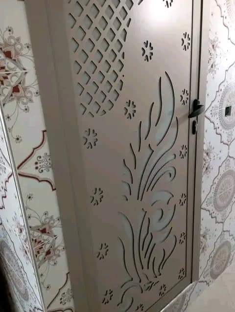 Porte en aluminium crème à panneau floral et treillis