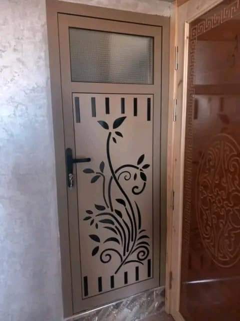 Porte en aluminium taupe à panneau floral découpé