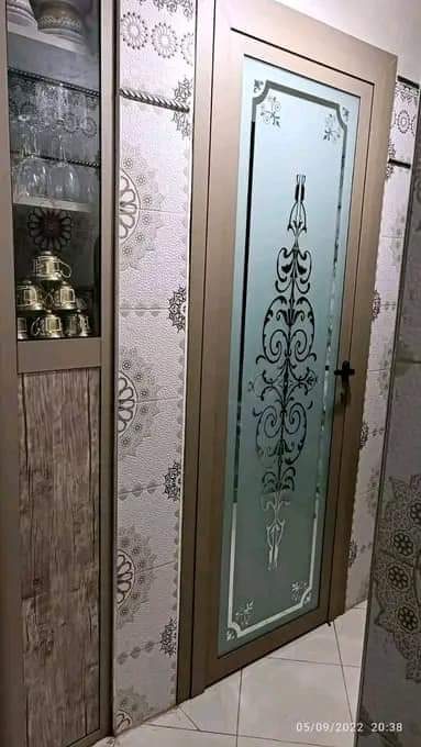 Porte intérieure en aluminium à vitre dépolie ornée