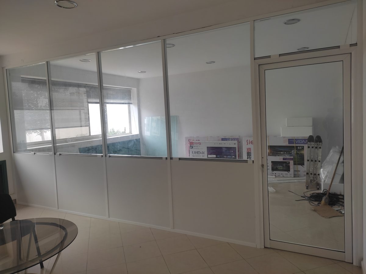 Cloison vitrée en aluminium blanc avec porte
