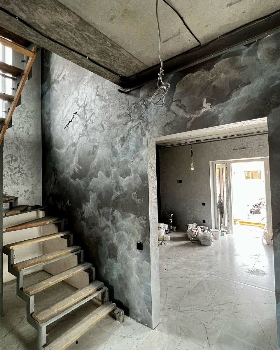Cage d'escalier en enduit décoratif marbré gris et noir