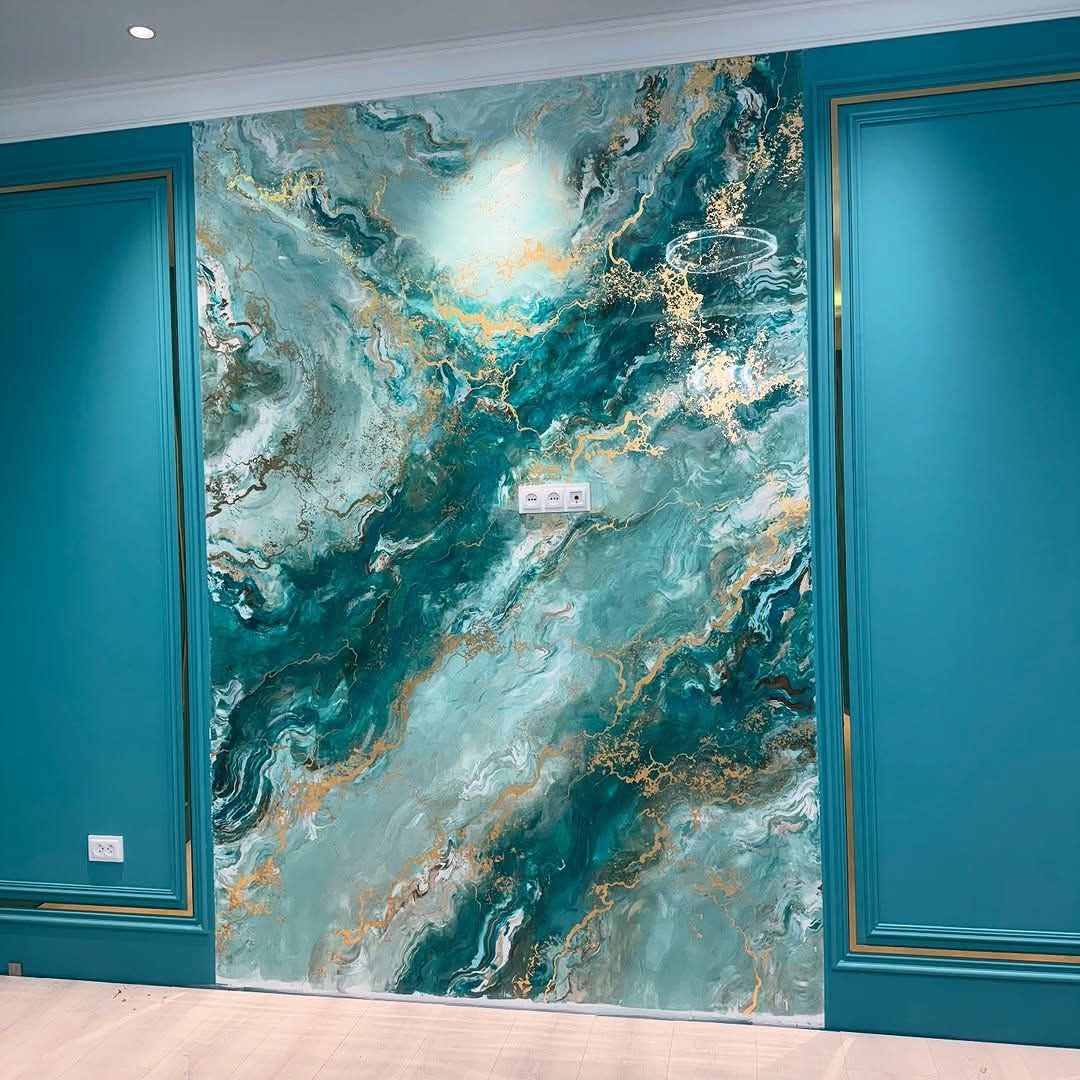 Mur d'accent effet marbre bleu et or à lambris