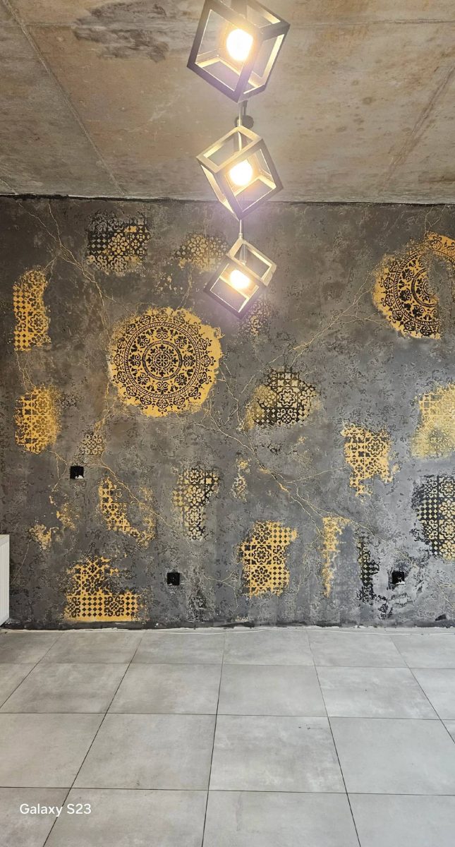 Mur au pochoir de médaillons dorés sur fond patiné