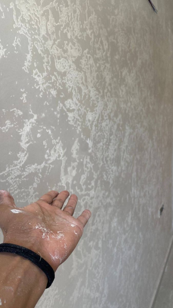 Mur en enduit décoratif métallisé beige