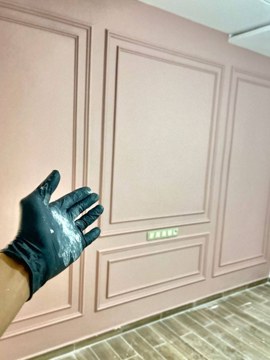 Mur rose poudré à moulures décoratives