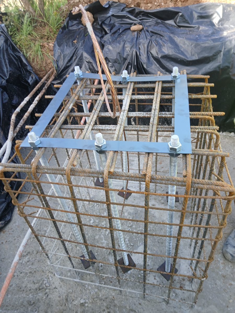 Cage d'armature à platine et tiges d'ancrage