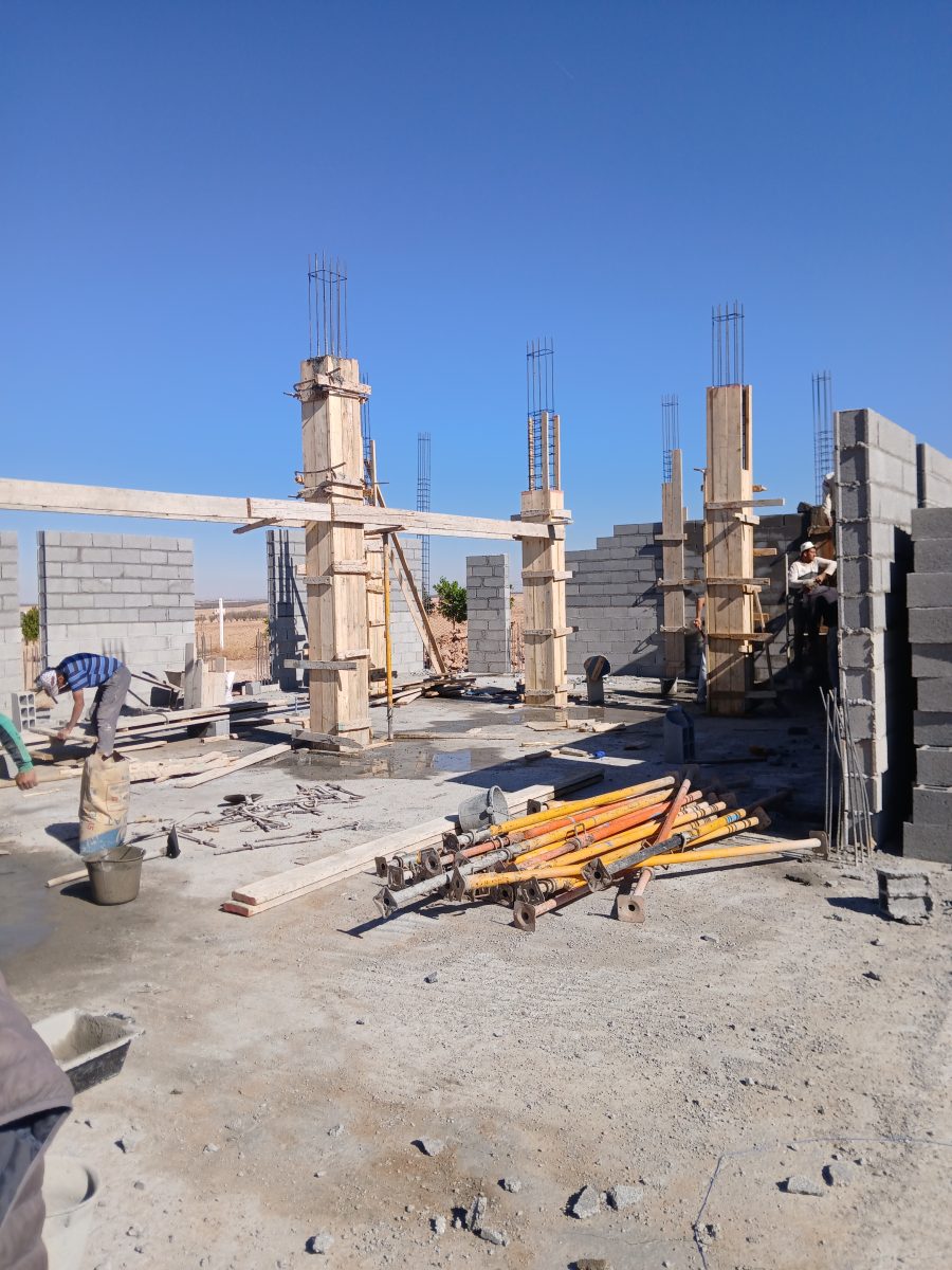 Chantier à poteaux béton coffrés et murs en parpaings