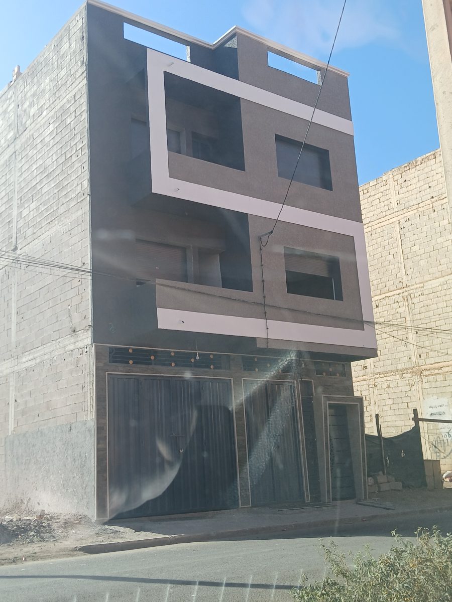 Façade d'immeuble en gris et mauve à cadres géométriques