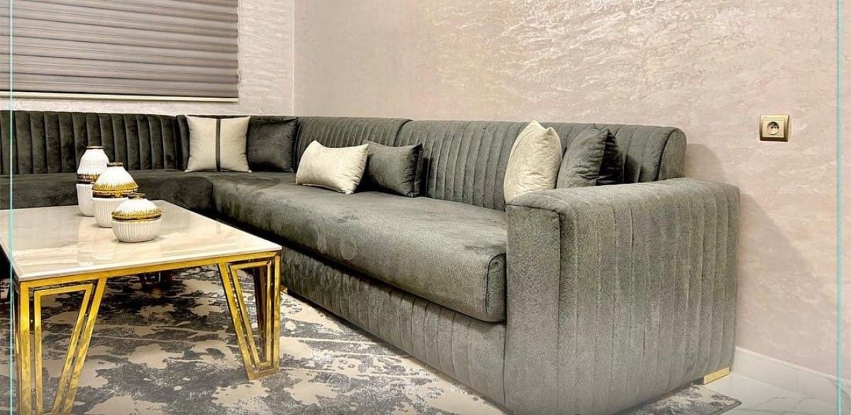 Canapé d'angle en velours gris à dossier nervuré