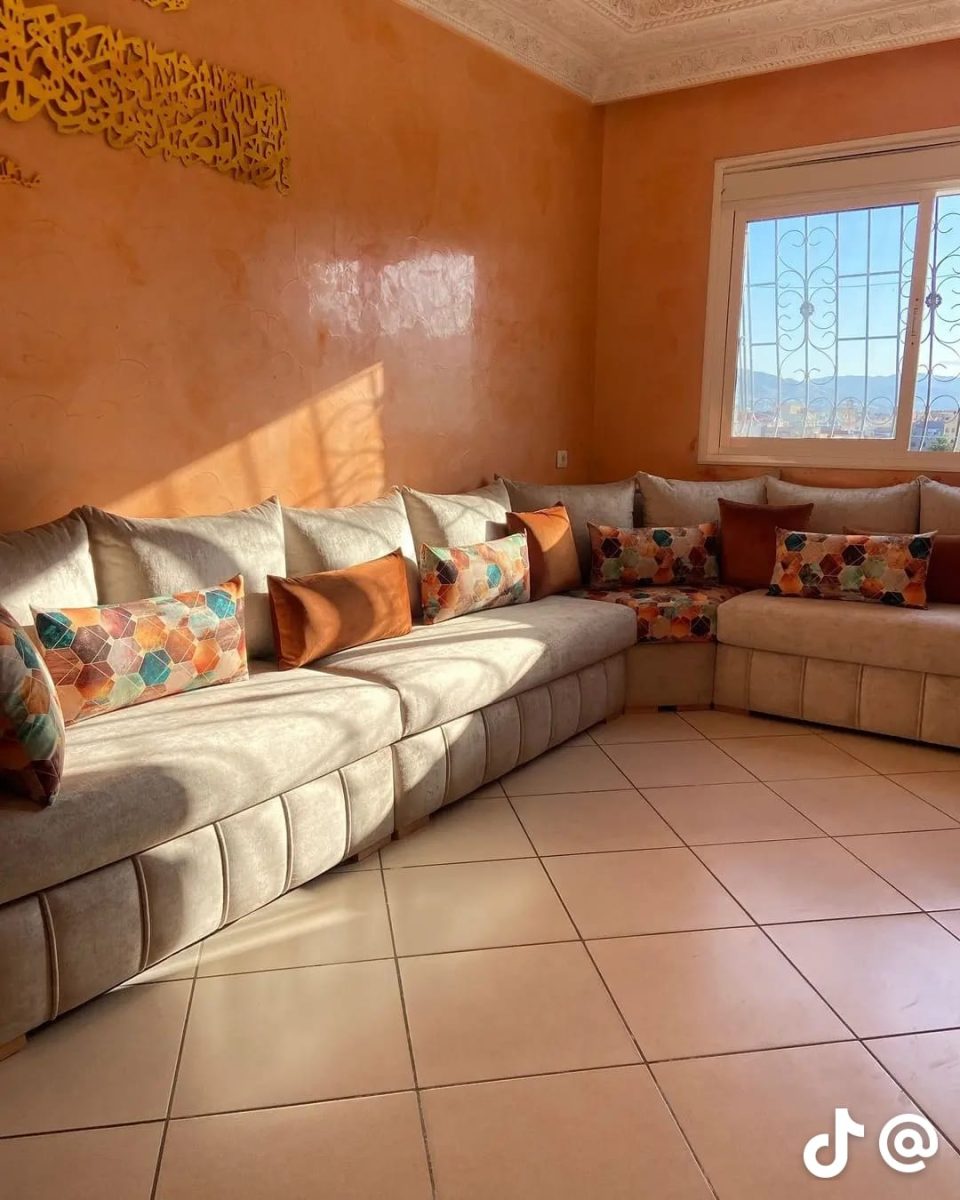 Salon marocain beige à coussins géométriques colorés