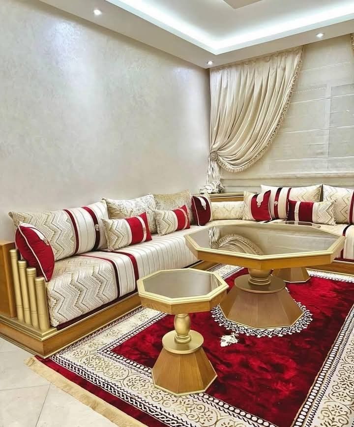 Salon marocain crème et rouge à tables octogonales