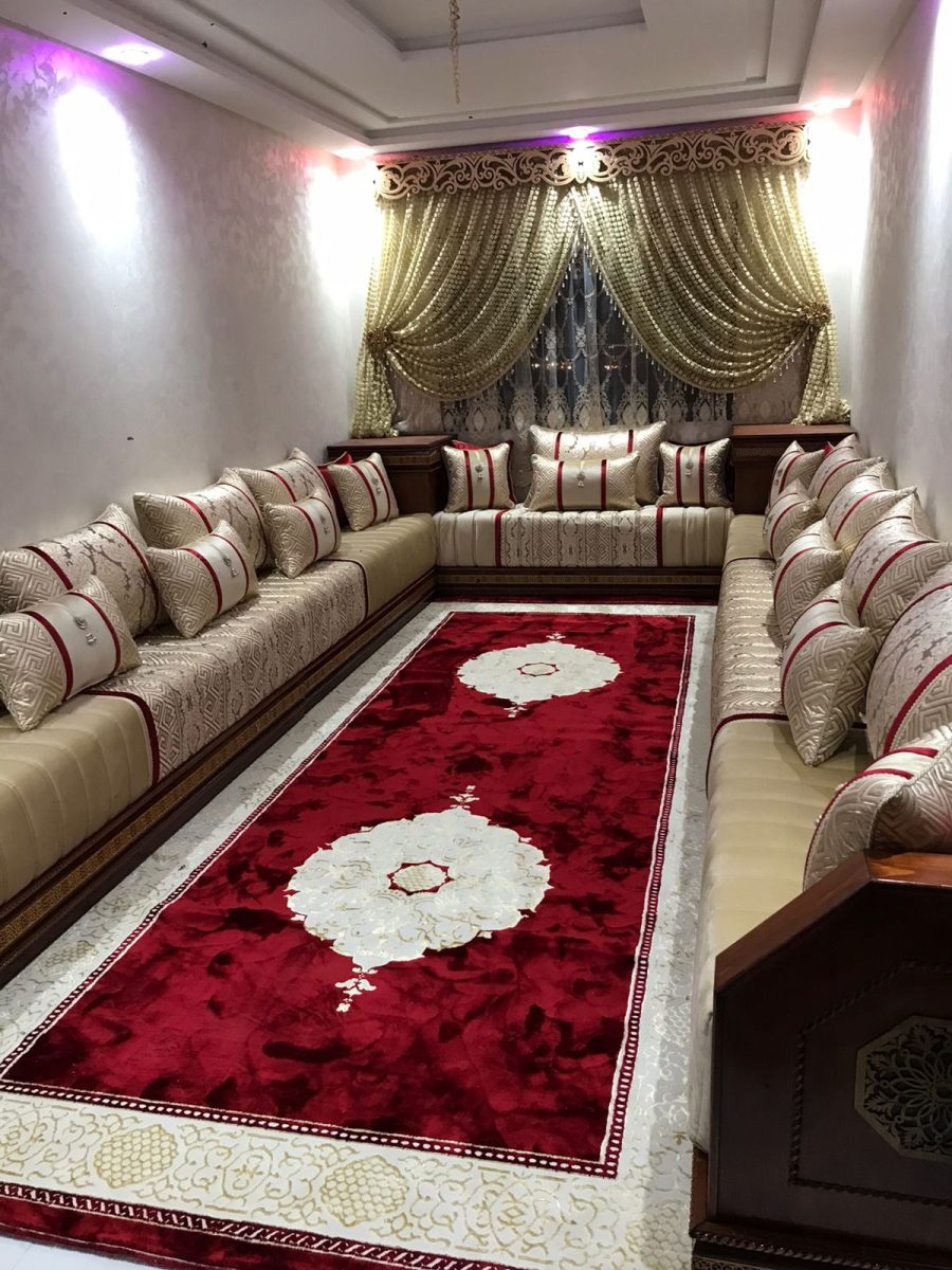 Salon marocain crème et rouge à tapis à médaillon