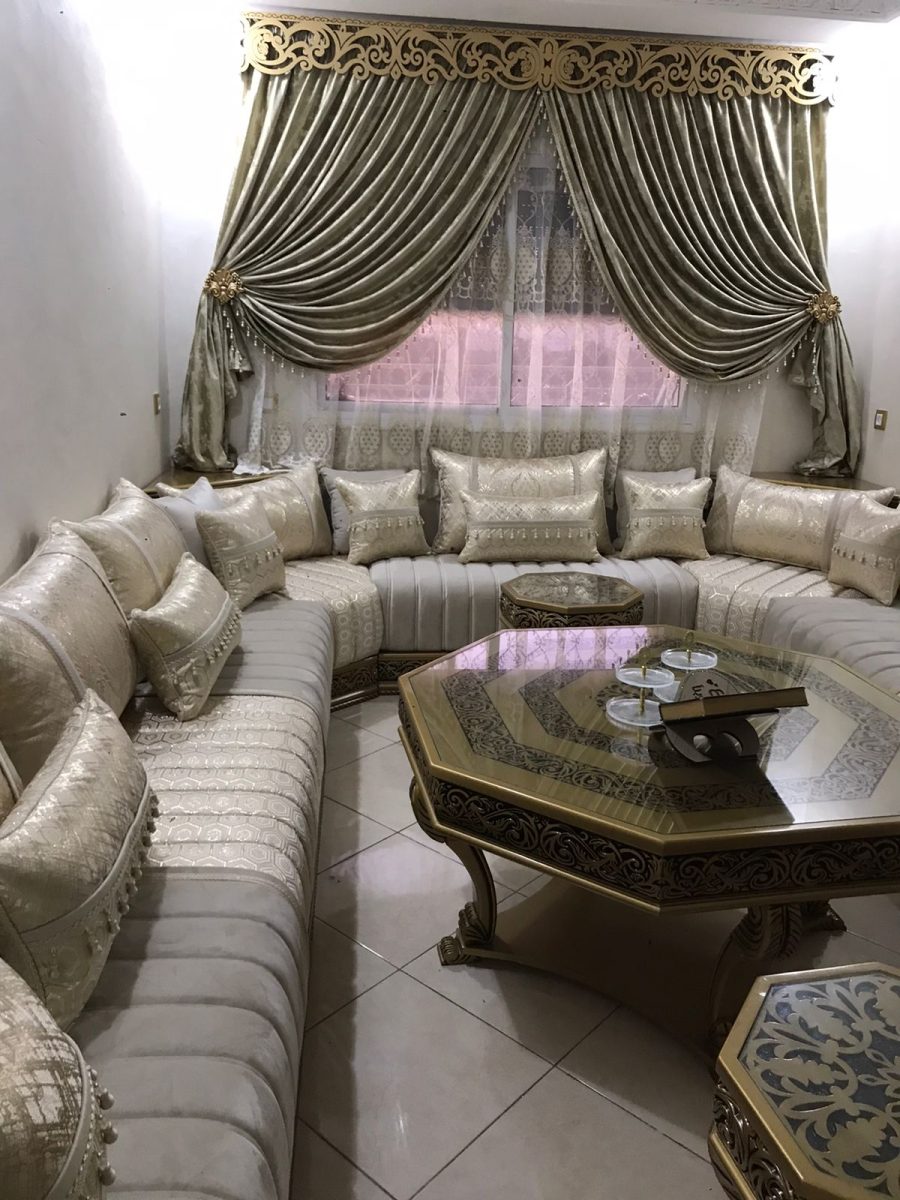 Salon marocain beige argenté à lambrequin doré