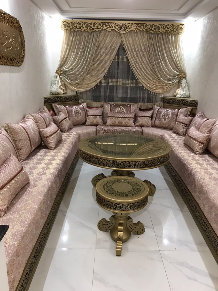 Salon marocain rose et argent à rideaux perlés