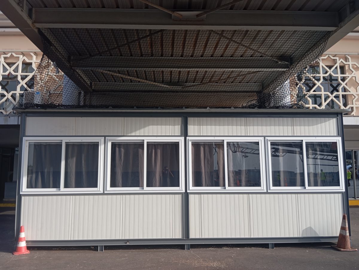 Cabine modulaire à ossature métallique vitrée