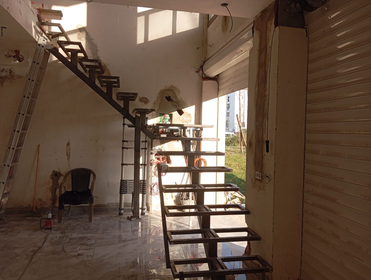 Ossature d'escalier métallique en cours de montage