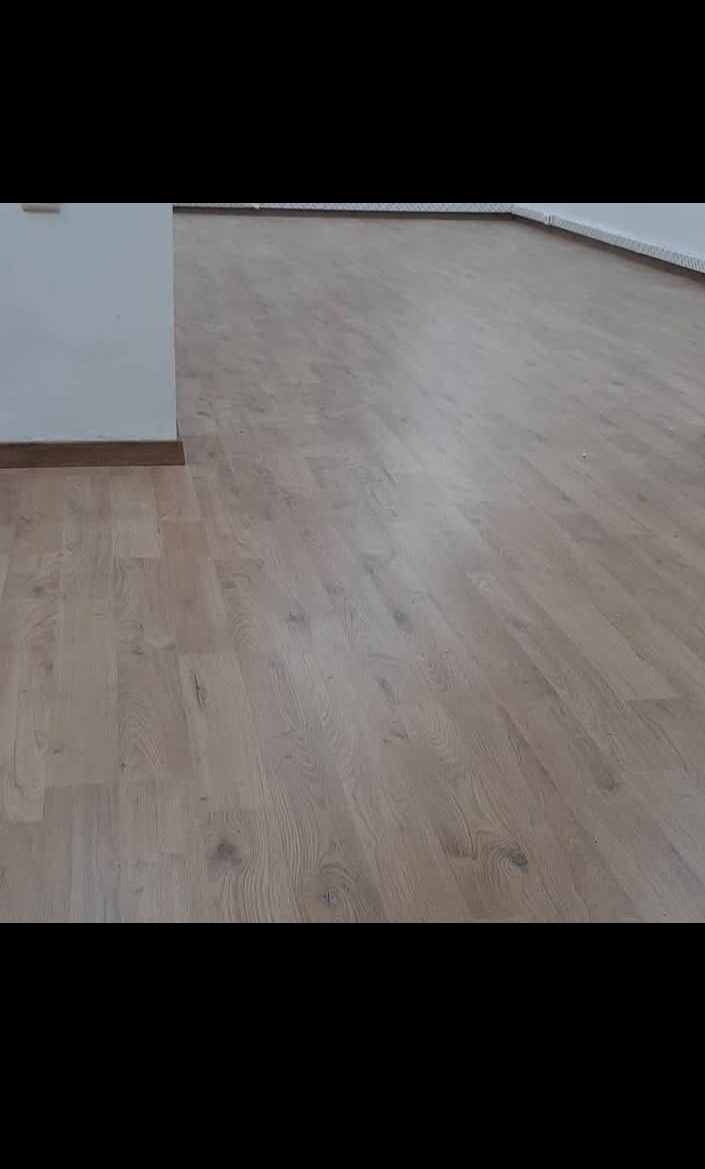 Pièce au sol en parquet stratifié bois clair