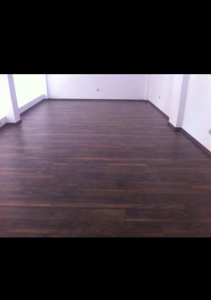 Parquet stratifié bois foncé posé dans une pièce