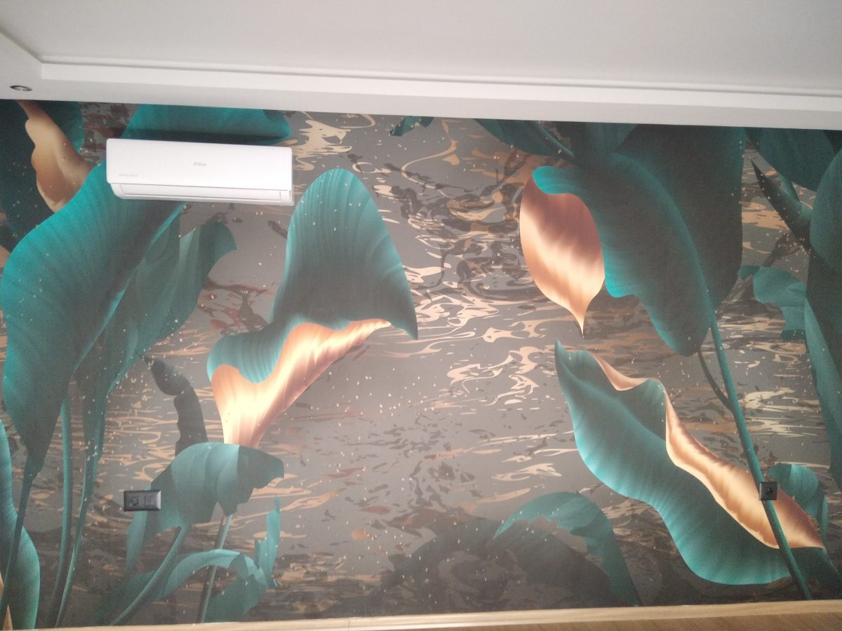 Papier peint panoramique à feuilles vertes et dorées