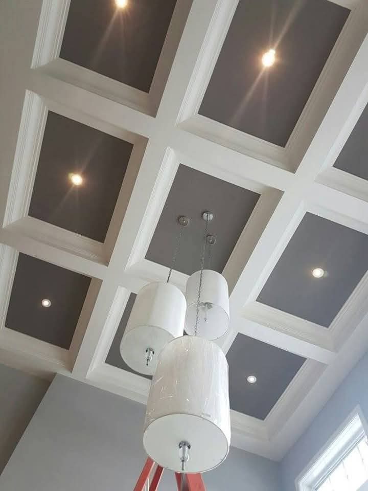 Plafond à caissons moulurés et suspensions cylindriques