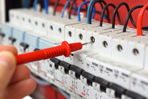Contrôle d'un tableau électrique à la pointe de test
