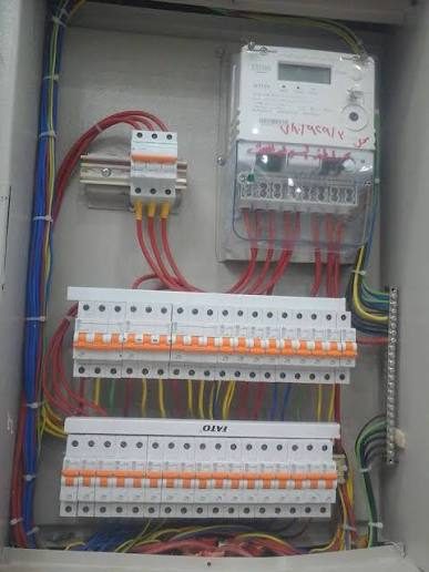 Coffret électrique à compteur et disjoncteurs