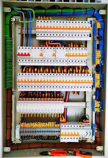 Grand tableau électrique à disjoncteurs et borniers