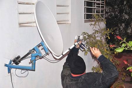 Réglage d'une antenne parabolique sur un mur