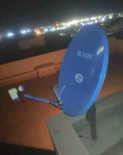 Antenne parabolique bleue installée sur une terrasse