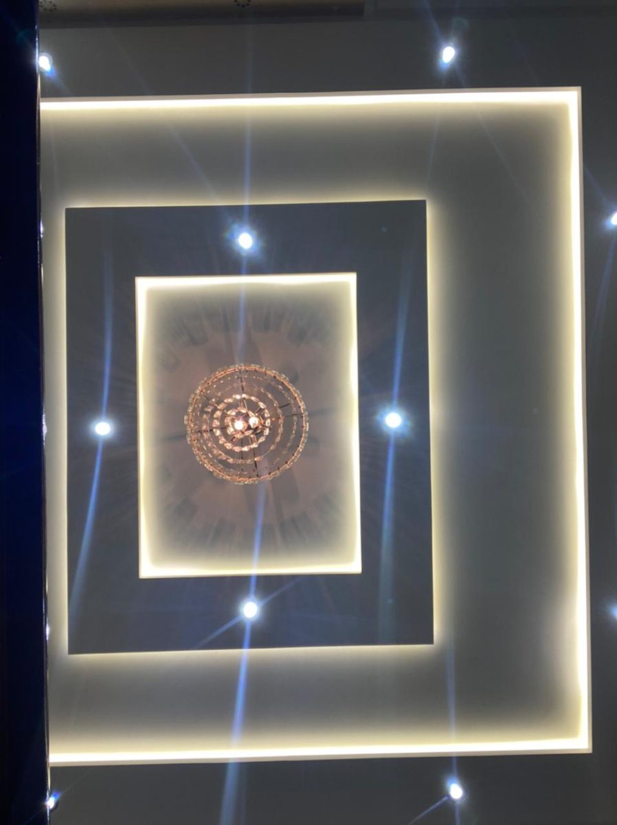 Faux plafond à caissons lumineux et lustre en cristal