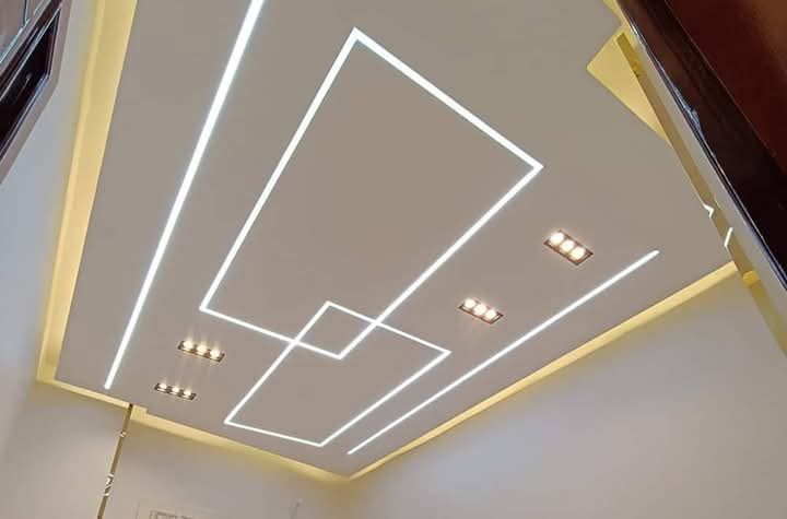 Faux plafond à cadres lumineux imbriqués
