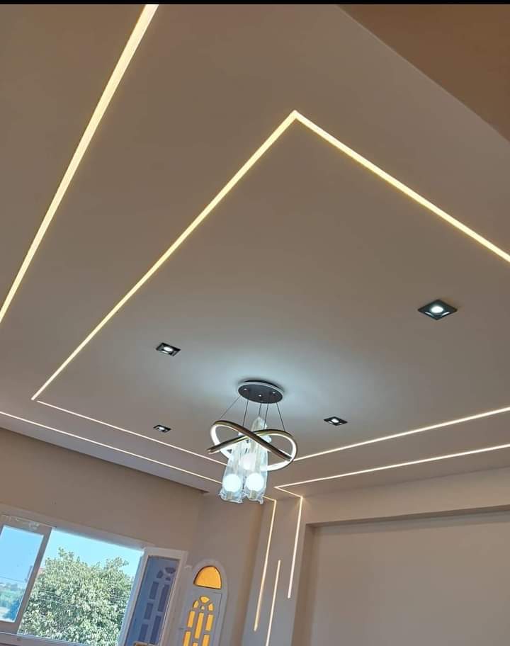 Faux plafond à rubans lumineux et suspension