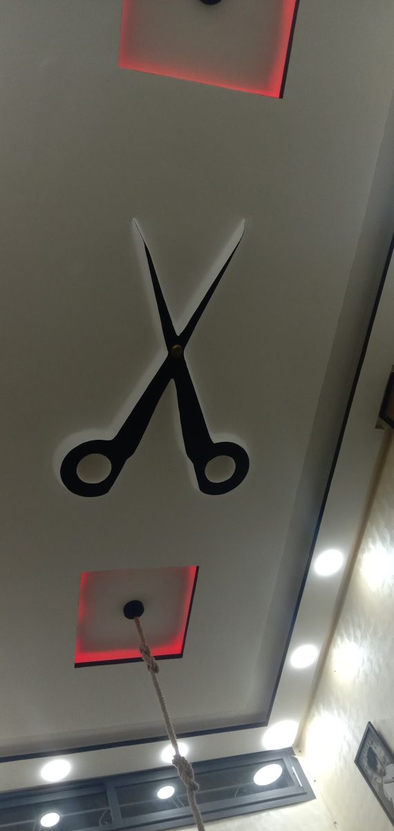 Plafond à motif de ciseaux découpé rétroéclairé
