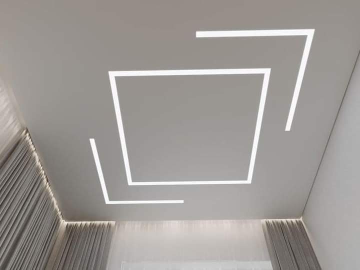Faux plafond à rubans lumineux en motif carré