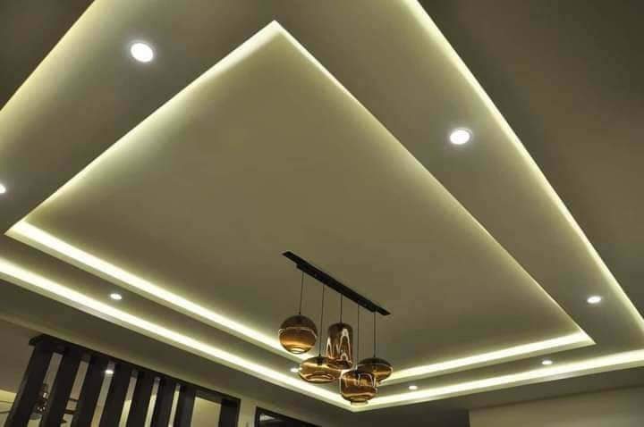 Faux plafond à éclairage indirect et suspension