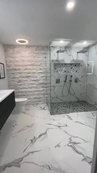 Salle de bain carrelée effet marbre à douche vitrée