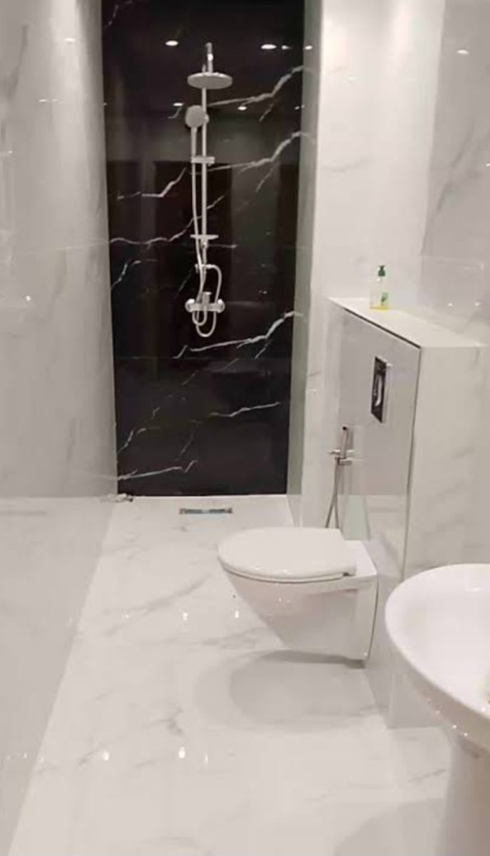 Salle de bain effet marbre blanc et noir à WC suspendu